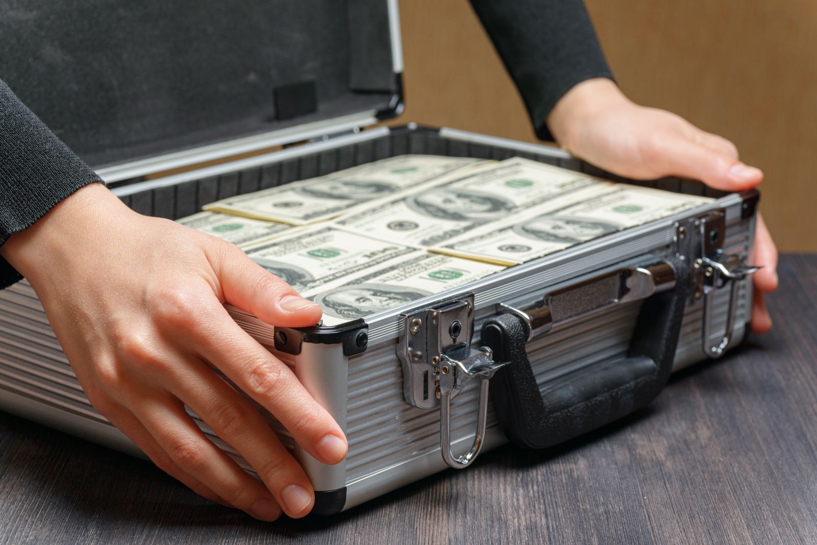 Dollar Supported by Hawkish Fed Comments